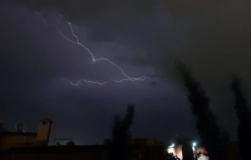 نشرة إنذارية تحذر من التقلبات الجوية