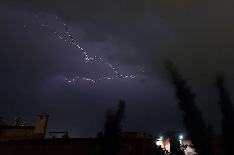 نشرة إنذارية تحذر من التقلبات الجوية