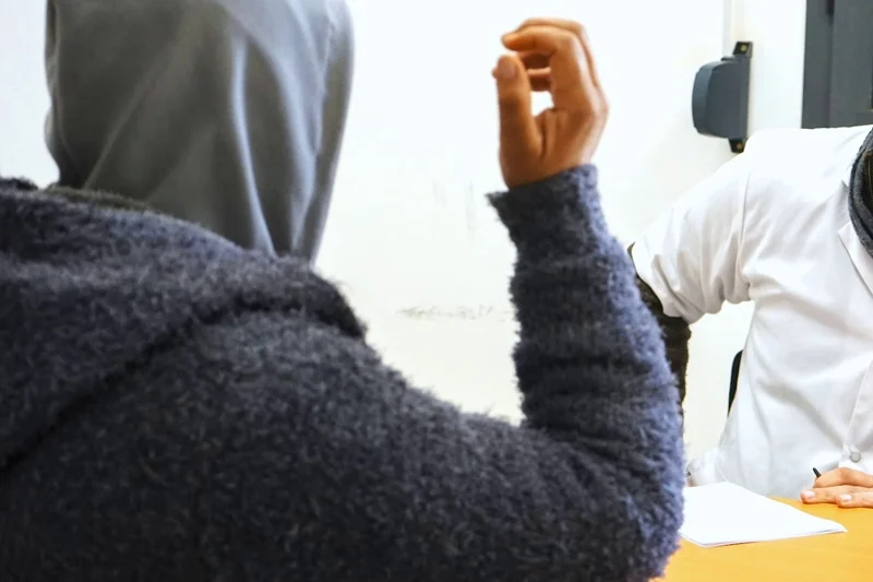 ممرض ينقذ حياته بعد خنق عنيف: نقابة صحية تطالب بتحسين الحماية في وحدات الأمراض النفسية